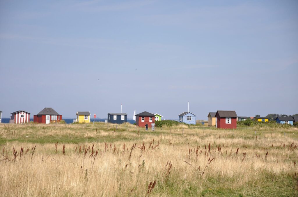 Små sommerhuse i forskellige farver på Ærø