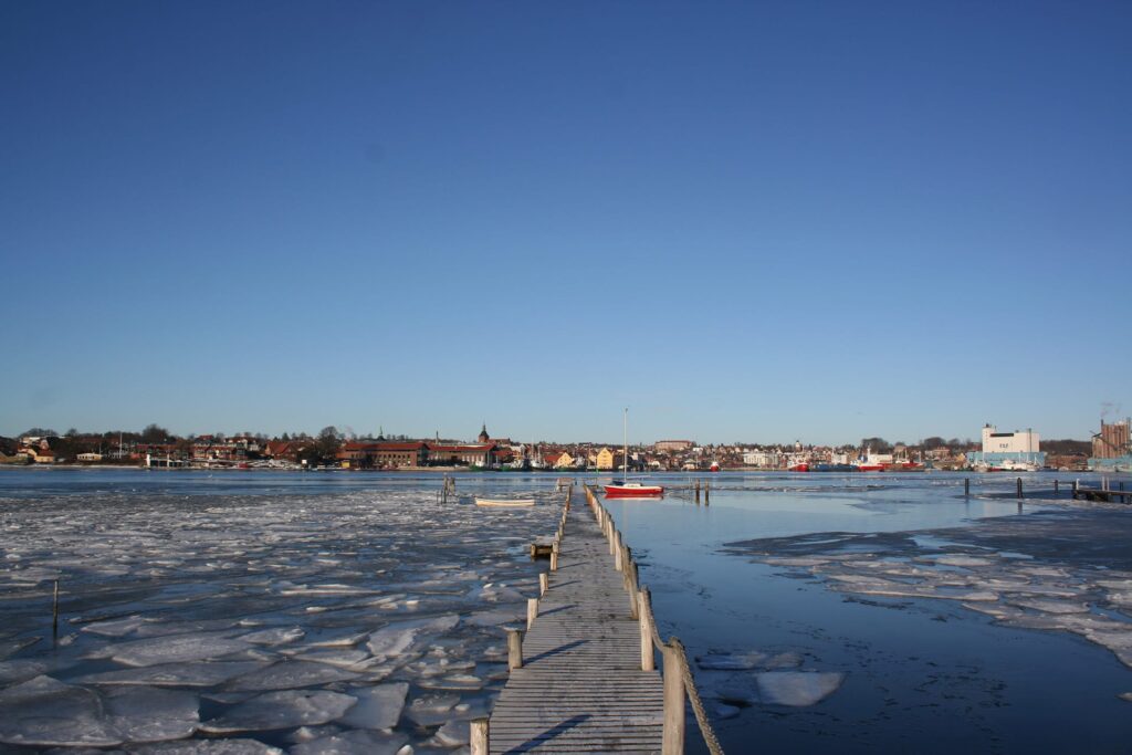 Svendborg Sund på en vinterdag med is på havet